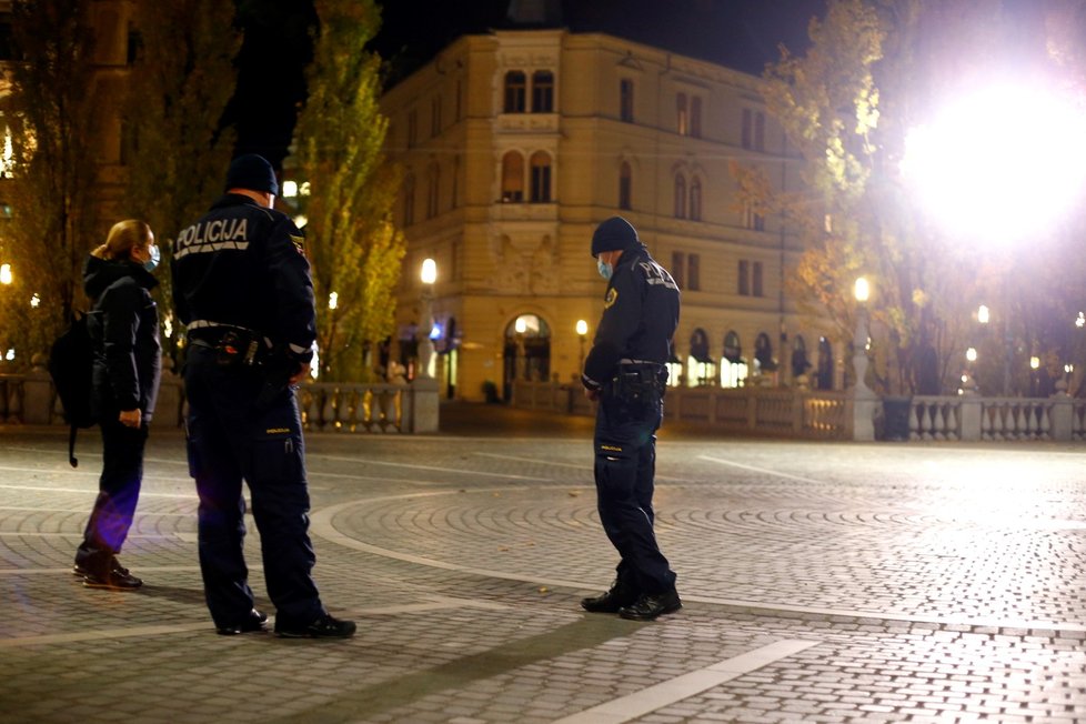 Policie dohlíží na dodržování opatření ve Slovinsku.