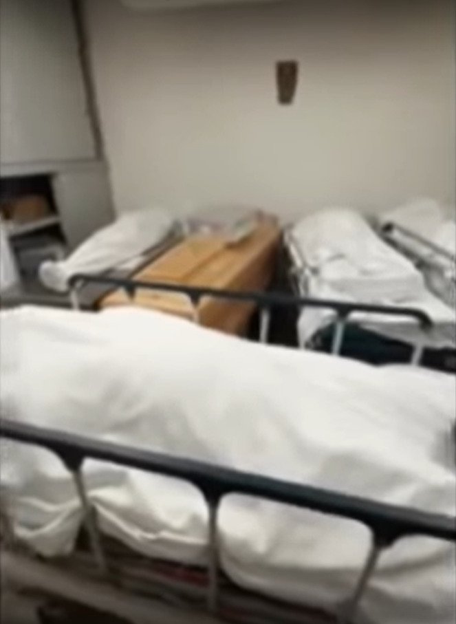 Nemocnice v Bergamu se plní mrtvými těly.