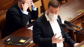 Jednání Sněmovny o novelizaci pandemického zákona: Předseda SPD Tomio Okamura, v pozadí ministr zdravotnictví Vlastimil Válek (TOP09) (1.2.2022)