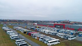 Protestní jízda 300 autobusů do Prahy na Zlatou neděli. Ministr Havlíček nepřišel, dopravce označil za vyžírky.