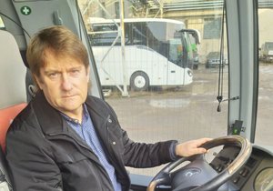 Už rok nejezdíme. Radek Šikola (53) za volantem jednoho z odstavených firemních autobusů.