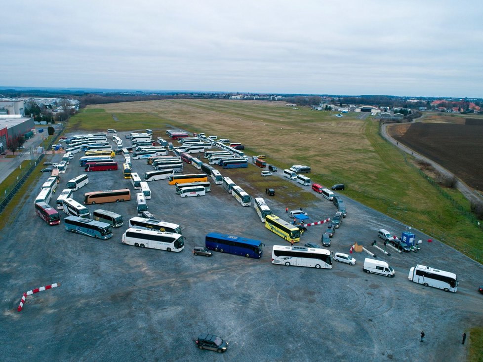 Protestní jízda 300 autobusů do Prahy na Zlatou neděli. Ministr Havlíček nepřišel, dopravce označil za vyžírky.