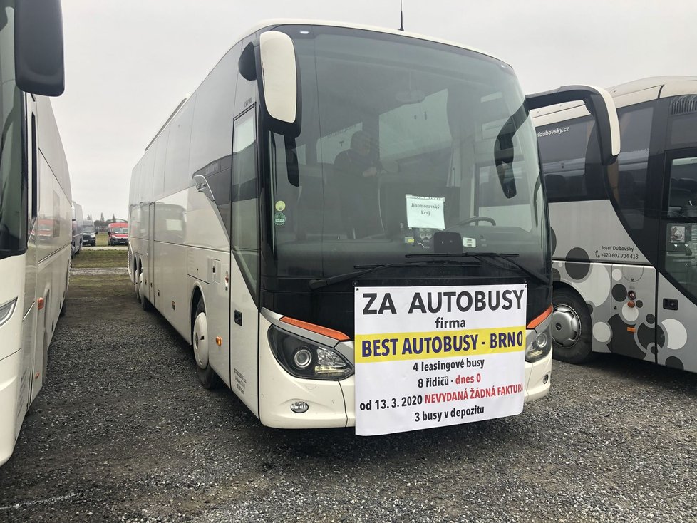 Protestní jízda 300 autobusů do Prahy na Zlatou neděli. Ministr Havlíček nepřišel, dopravce označil za vyžírky.