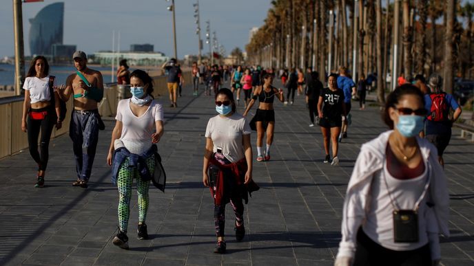 Španělé vyrazili na ven. Promenády v Barceloně se okamžitě zaplnily (2. 5. 2020)