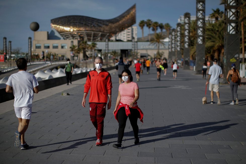 Španělé vyrazili na ven. Promenády v Barceloně se okamžitě zaplnily. (2. 5. 2020)