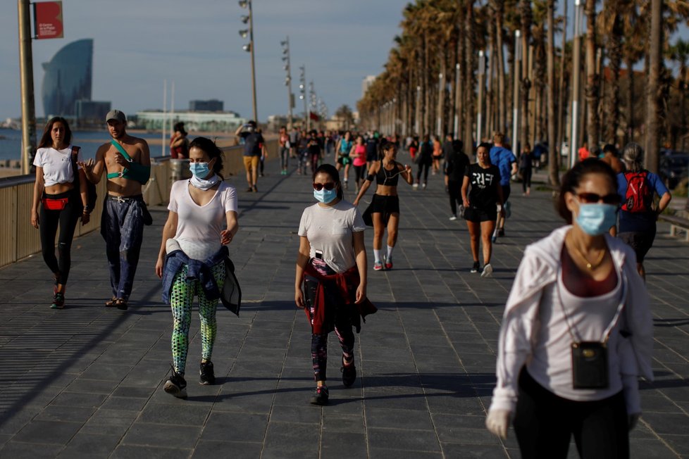 Španělé vyrazili na ven. Promenády v Barceloně se okamžitě zaplnily. (2. 5. 2020)