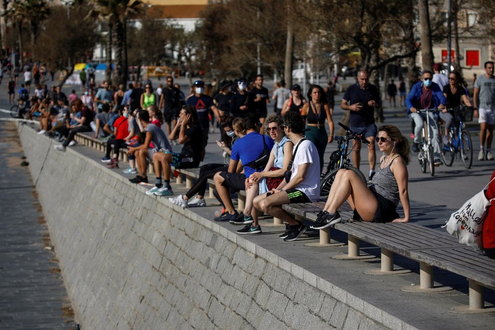 Španělé vyrazili na ven. Promenády v Barceloně se okamžitě zaplnily. (2. 5. 2020)