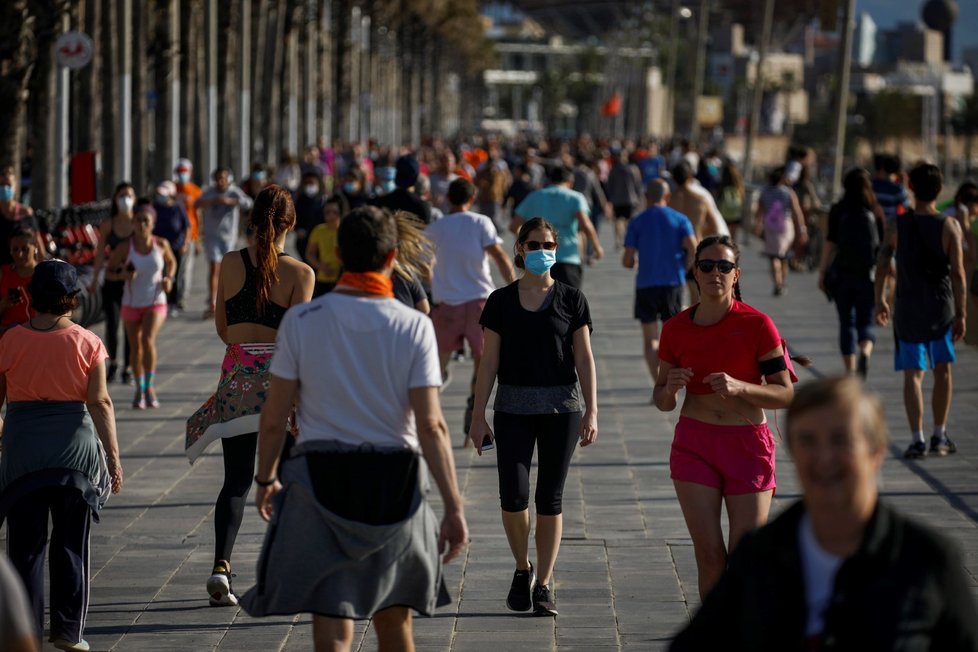 Španělé vyrazili na ven. Promenády v Barceloně se okamžitě zaplnily. (2. 5. 2020)