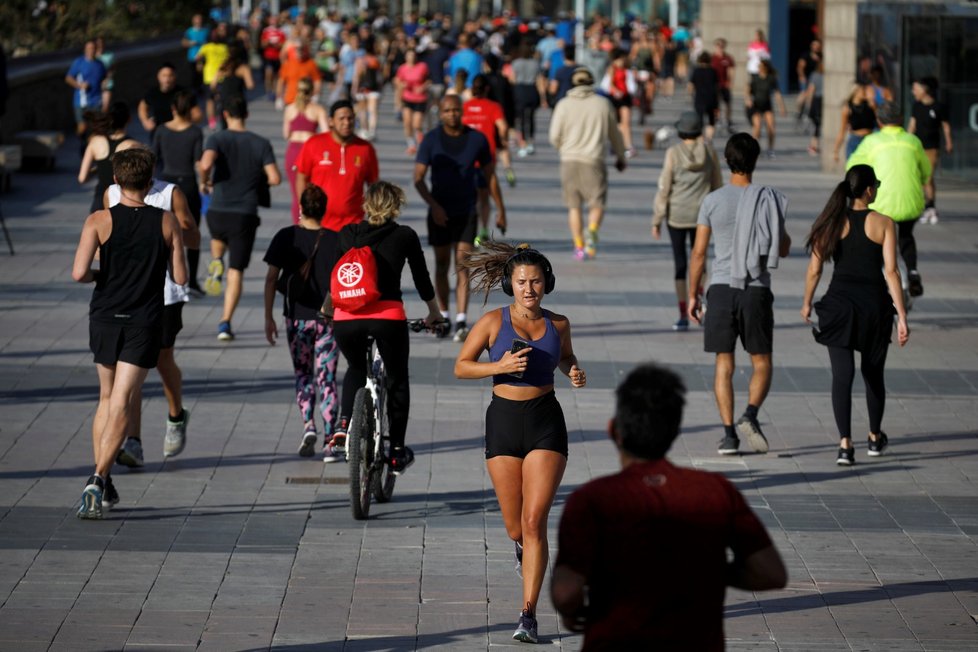 Španělé vyrazili na ven. Promenády v Barceloně se okamžitě zaplnily. (2. 5. 2020)