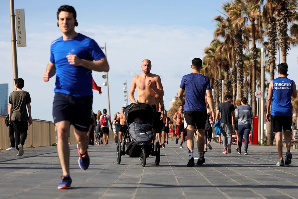 Španělé vyrazili na ven. Promenády v Barceloně se okamžitě zaplnily. (2. 5. 2020)