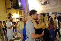 Líbání, zpěv, alkohol a davy v ulicích: Španělé i Belgičané si užívají konec lockdownu