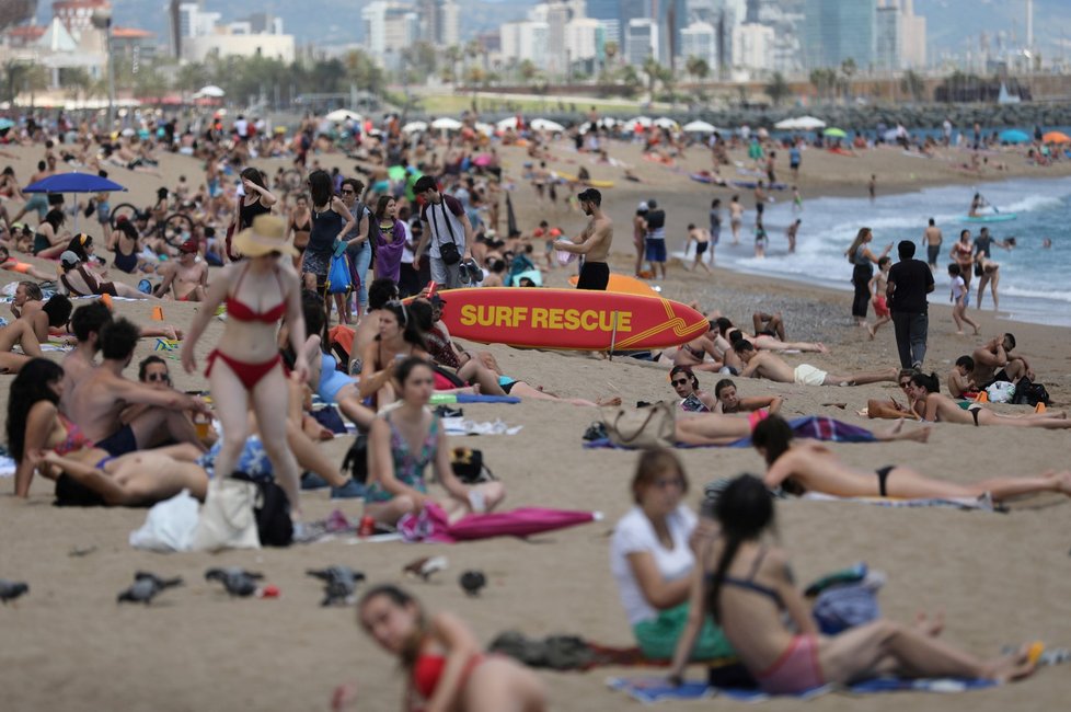 Pláž Barceloneta v Barceloně v době končící pandemie koronaviru (13. 6. 2020)