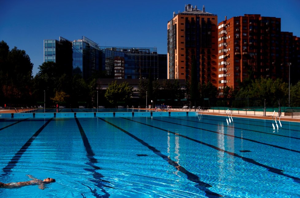 Ve Španělsku se po dlouhé odmlce otevřely bazény pro veřejnost (1. 7. 2020)