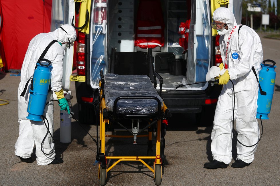 Koronavirus ve Španělsku: Záchranáři pečlivě dezinfikují svoje sanitky, (22.04.2020).