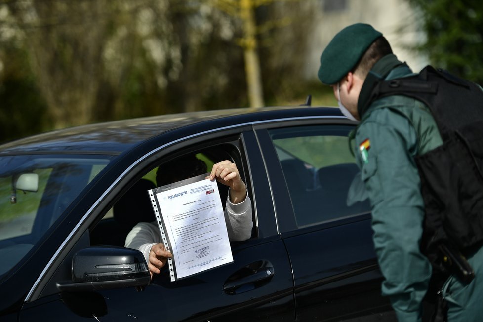 Koronavirus ve Španělsku: Na přísnou karanténu dohlížejí policisté i vojáci, (22.03.2020).