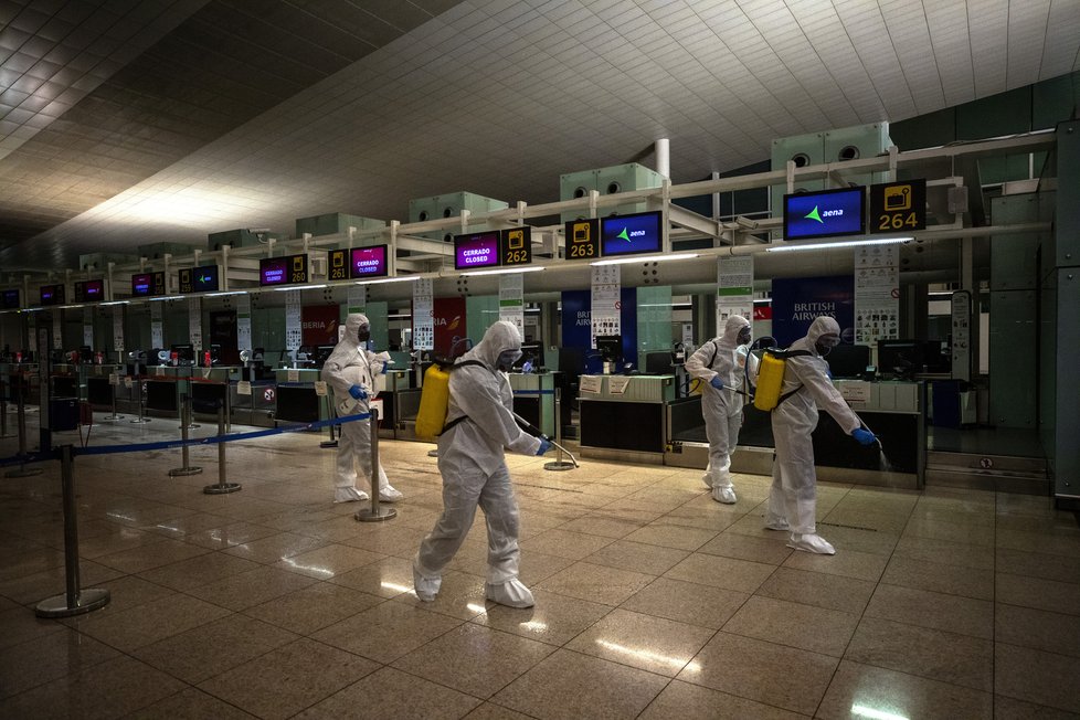 Koronavirus ve Španělsku: Dezinfekce letiště v Madridu, (22.03.2020).