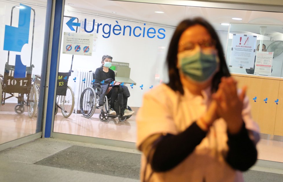 Koronavirus ve Španělsku: Lidé pravidelně odměňují zdravotníky potleskem. (22.03.2020)