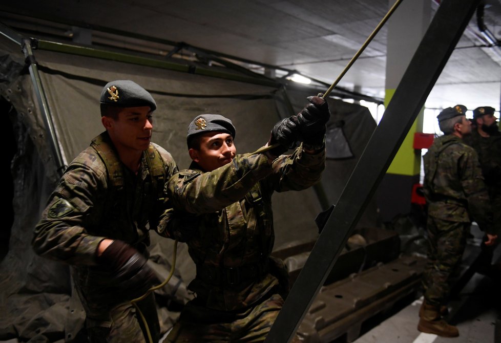 Koronavirus ve Španělsku: Vojáci pomáhají se stavbou provizorní stanové nemocnice v podzemní garáži nemocnice. (22.03.2020)