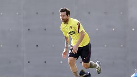 Koronavirus ve Španělsku: Fotbalista Lionel Messi během tréninku v Barceloně