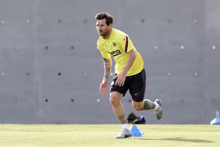 Koronavirus ve Španělsku: Fotbalista Lionel Messi během tréninku v Barceloně