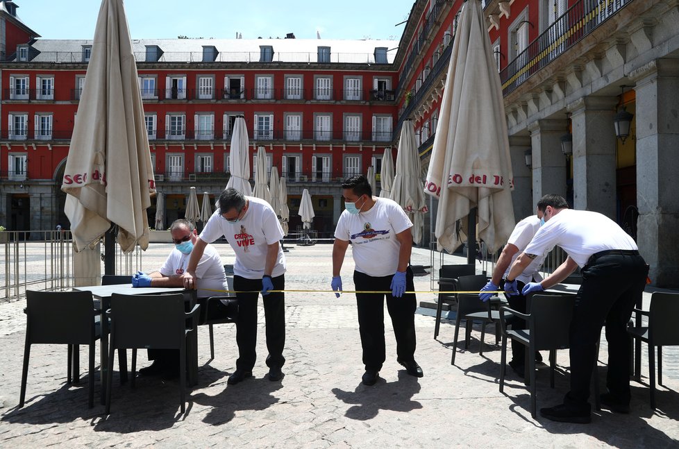 Koronavirus ve Španělsku: Přeměřování rozestupu stolů před uvolněním opatření v Madridu (24.5.2020)