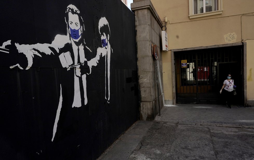 Koronavirus ve Španělsku: Graffiti á la Pulp Fiction na zdi v Madridu (3.5.2020)
