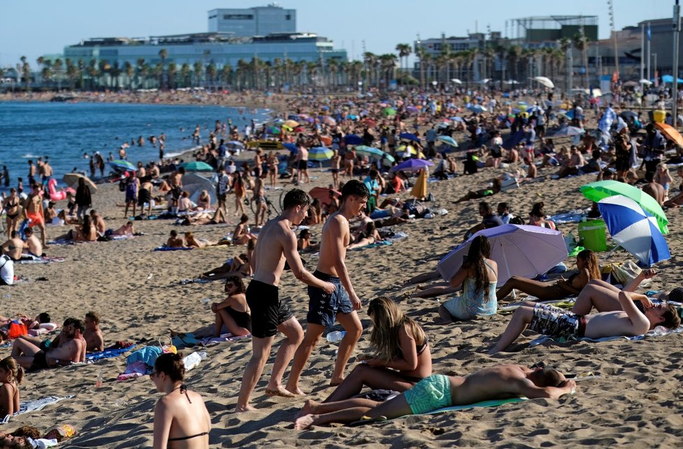 Lidé v Barceloně vyrazili ve velkém na pláže navzdory varování úřadů, aby kvůli rostoucímu počtu případů zůstali doma (19. 7. 2020).