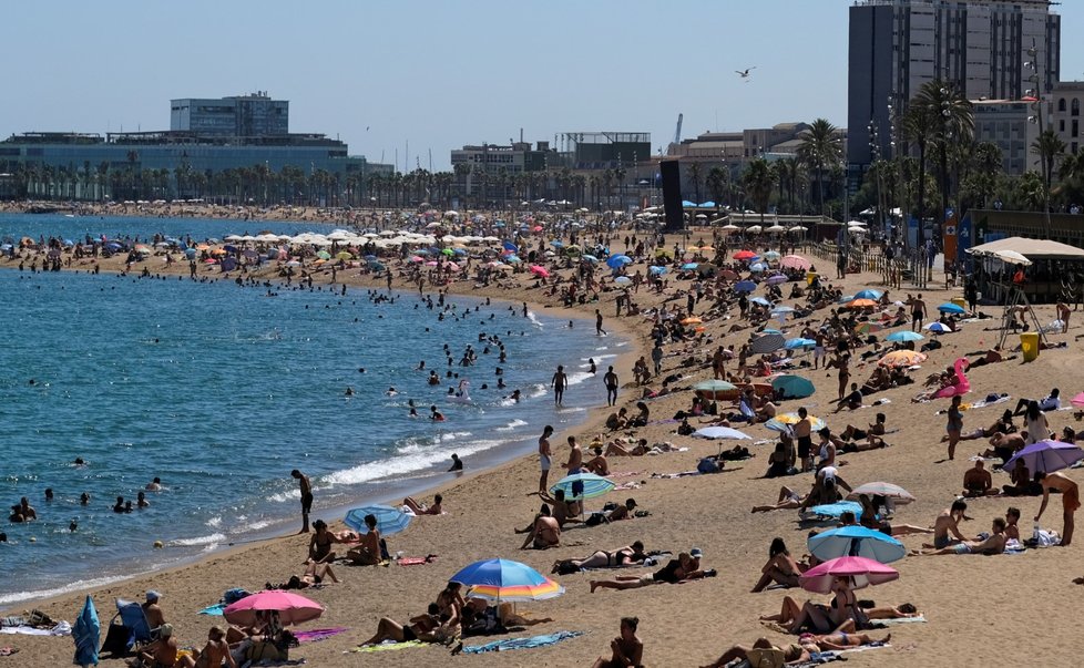 Lidé v Barceloně vyrazili ve velkém na pláže navzdory varování úřadů, aby kvůli rostoucímu počtu případů zůstali doma. (19.7.2020)