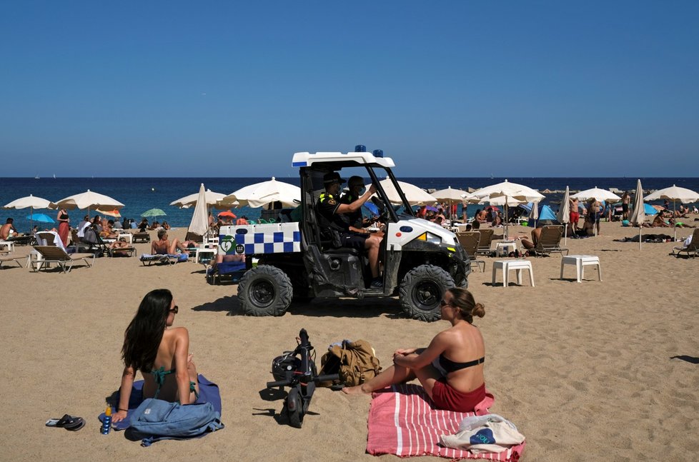 Lidé v Barceloně vyrazili ve velkém na pláže navzdory varování úřadů, aby kvůli rostoucímu počtu případů zůstali doma. (19.7.2020)