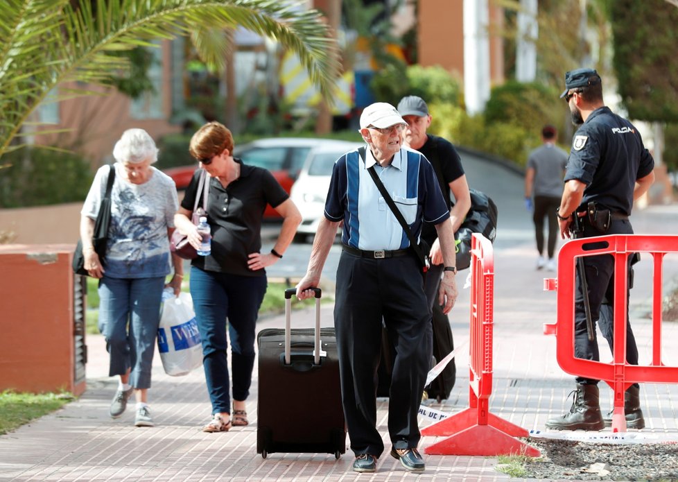 Turisté opouští karanténu v hotelu H10 Costa Adeje Palace, který byl kvůli koronaviru uzavřen (29.2.2020)