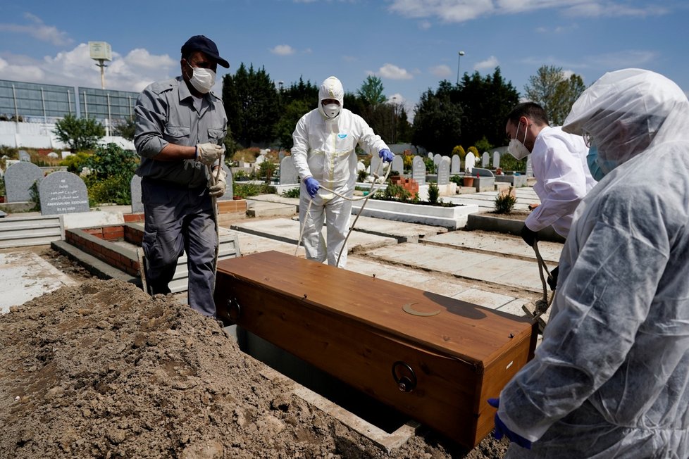 Pohřeb obětí koronaviru ve španělském městě Griñón