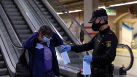Španělsko po koronavirové krizi: Policisté v metru rozdávají roušky, (05.05.2020).
