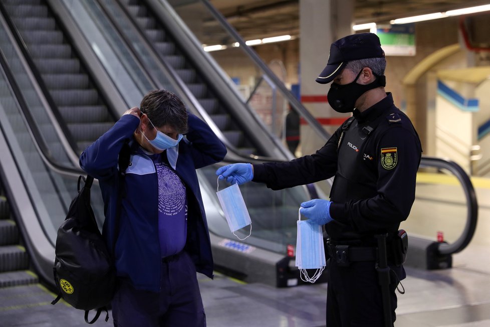 Španělsko po koronavirové krizi: Policisté v metru rozdávají roušky. (05.05.2020)