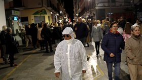 Na španělský karneval v Rondě přišli někteří převlečeni za čínské pracovníky potýkající se s koronavirem