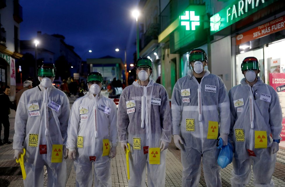 Na španělský karneval v Rondě přišli někteří převlečeni za čínské pracovníky potýkající se s koronavirem