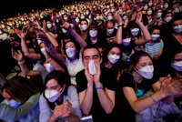 5 tisíc lidí s respirátory vyrazilo na koncert v Barceloně. Všichni měli negativní test