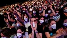 Koncert v Barceloně za časů covidu: 5 tisíc lidí v respirátorech a s negativními testy (27.3.2021)