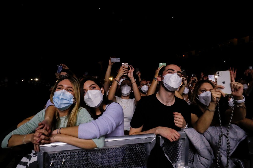 Koncert v Barceloně za časů covidu: 5 tisíc lidí v respirátorech a s negativními testy (27. 3. 2021)