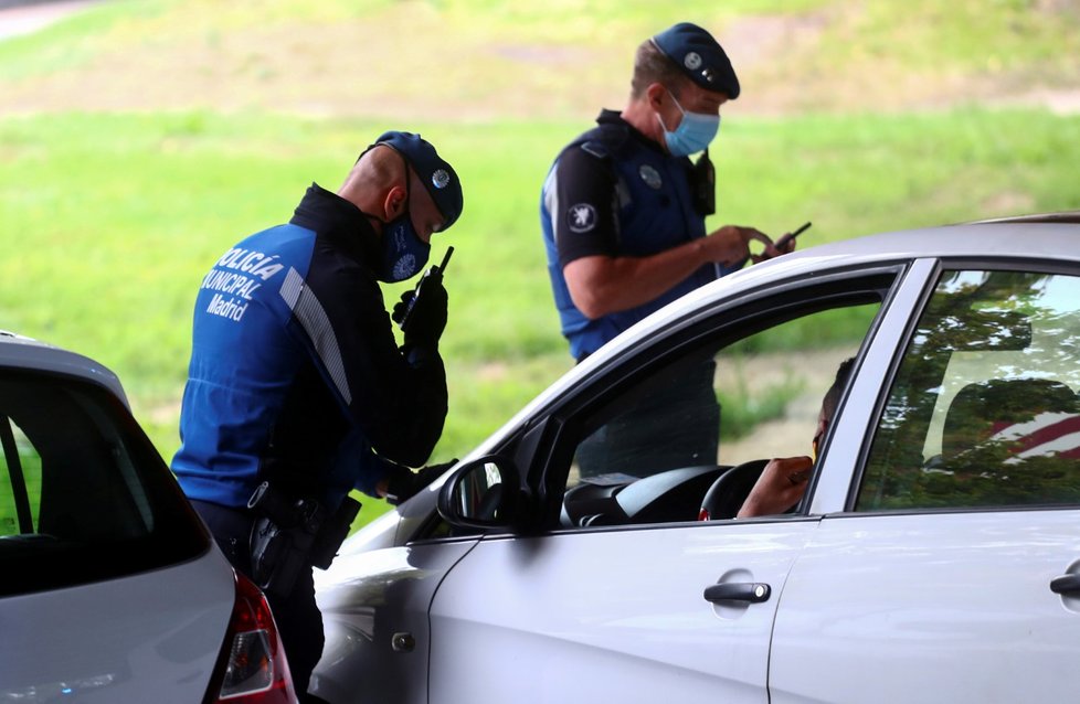 Policie hlídá dodržování karantény.