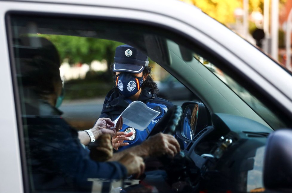 Policie hlídá dodržování karantény.