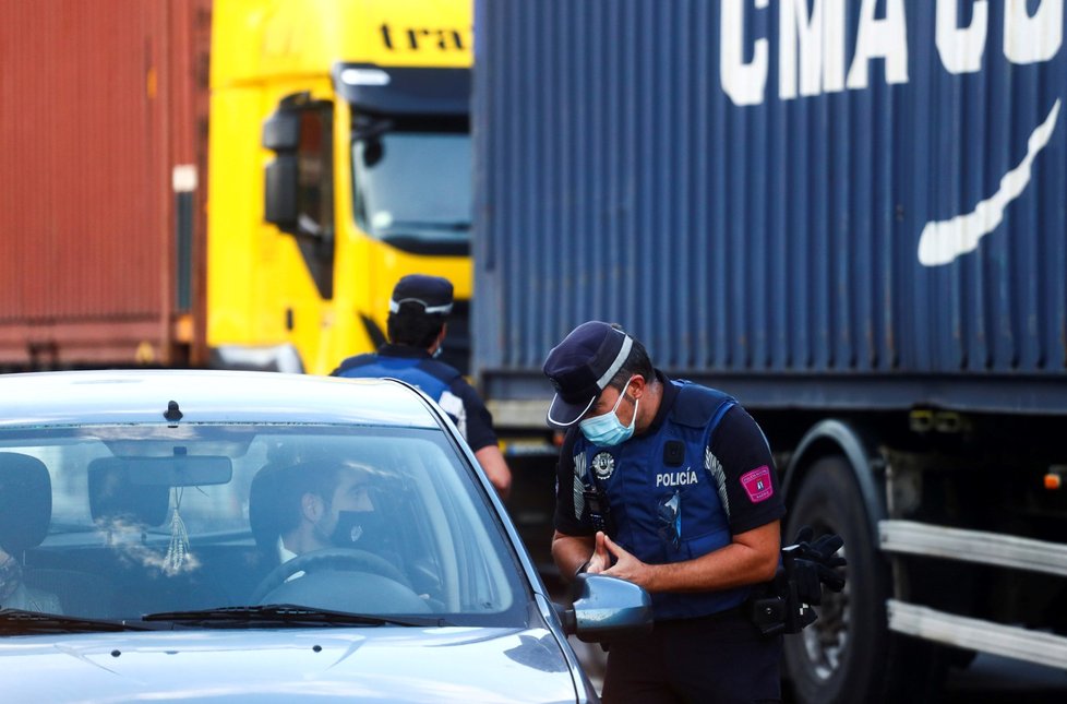 Policie hlídá dodržování karantény.