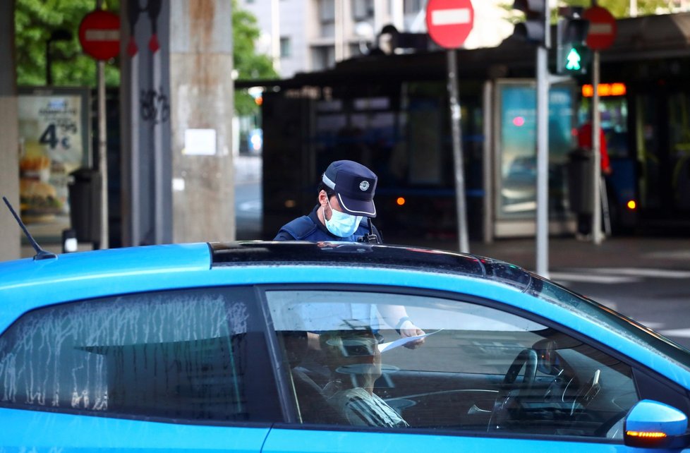 Policie hlídá dodržování karantény.