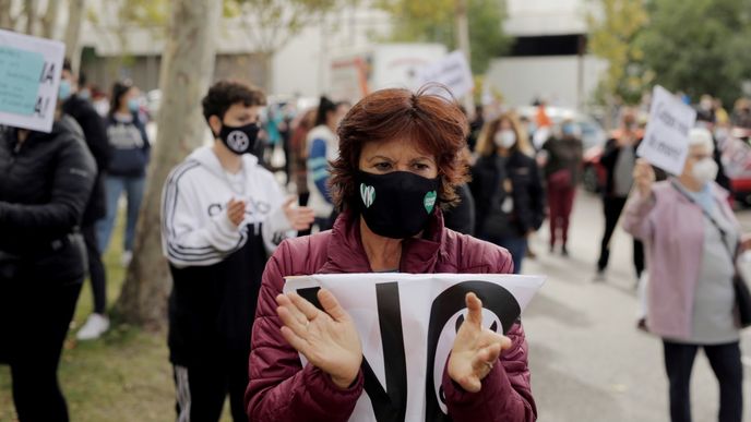 V Madridu se protestuje proti koronavirovým opatřením. Ve městě byl kvůli tomu vyhlášen nouzový stav.