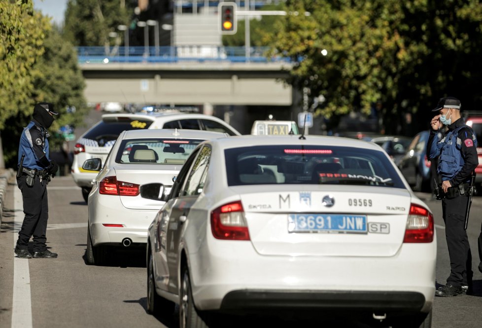 Uzavření Madridu kontroluje policie.