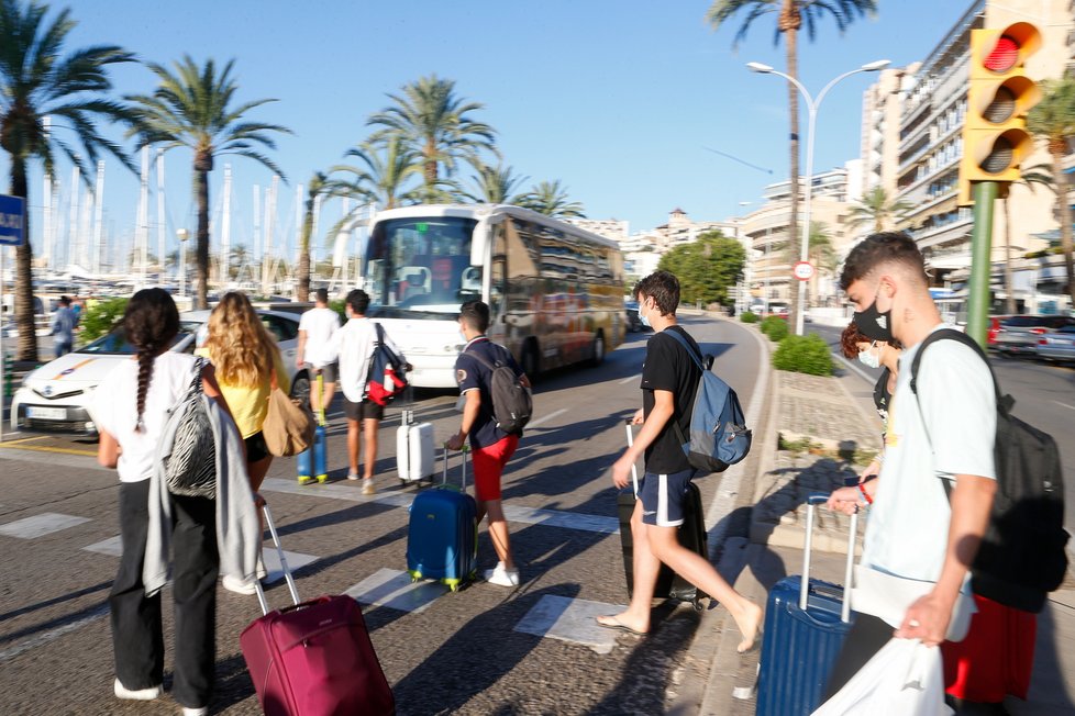 Španělští studenti mohli opustit hotel na Mallorce, kde byli nuceni strávit izolaci, (1.07.2021).