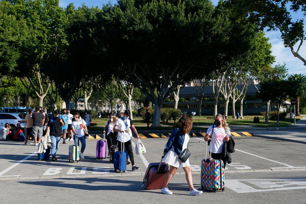 Španělští studenti mohli opustit hotel na Mallorce, kde byli nuceni strávit izolaci, (1.07.2021).