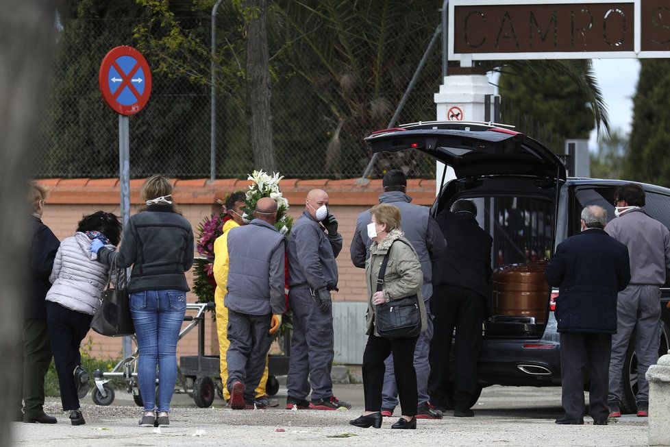 Španělé zbudovali provizorní márnici, těla budou ukládat na kluziště