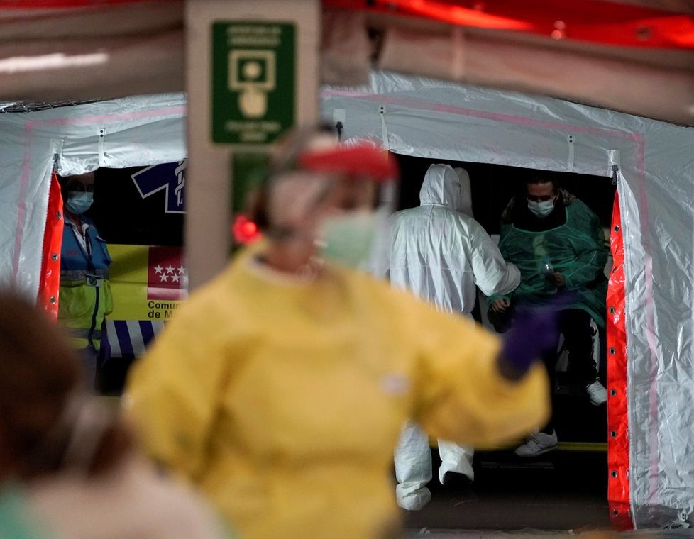 Polní nemocnice na okraji Madridu slouží výhradně pro pacienty s koronavirem.