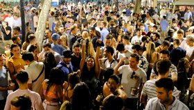 Koronavirus ve Španělsku: Policie musela zasahovat na plážové párty (10.7.2021)
