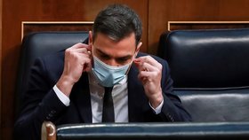 Španělský premiér Pedro Sánchez si v parlamentu nasazuje roušku (3. 6. 2020)